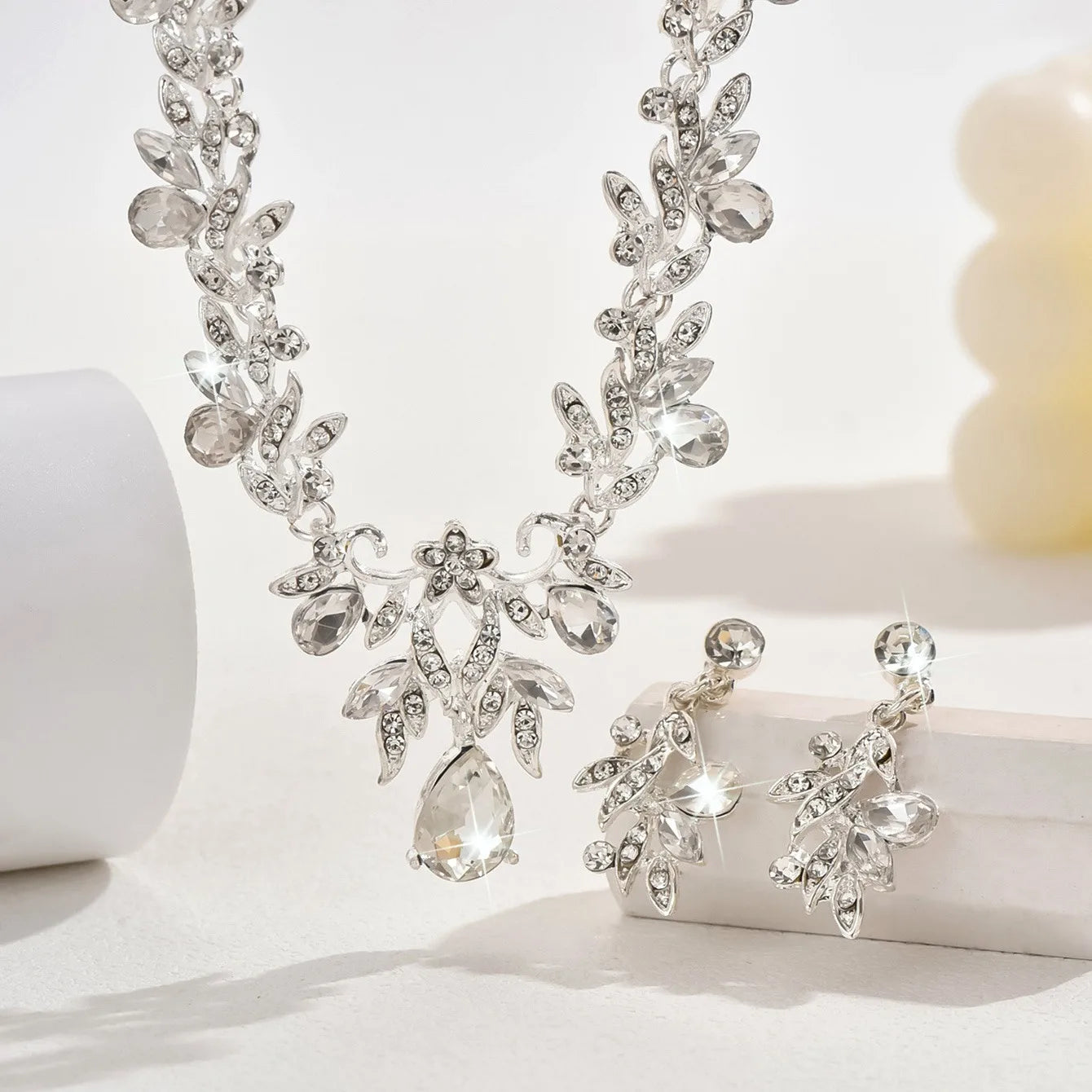 Conjunto de Joyería Nupcial Floral de Cristal Lágrima - Emeraldia Jewelry · Operado por R. E. dos Santos LTDA · CNPJ: 45.450.979/0001-38