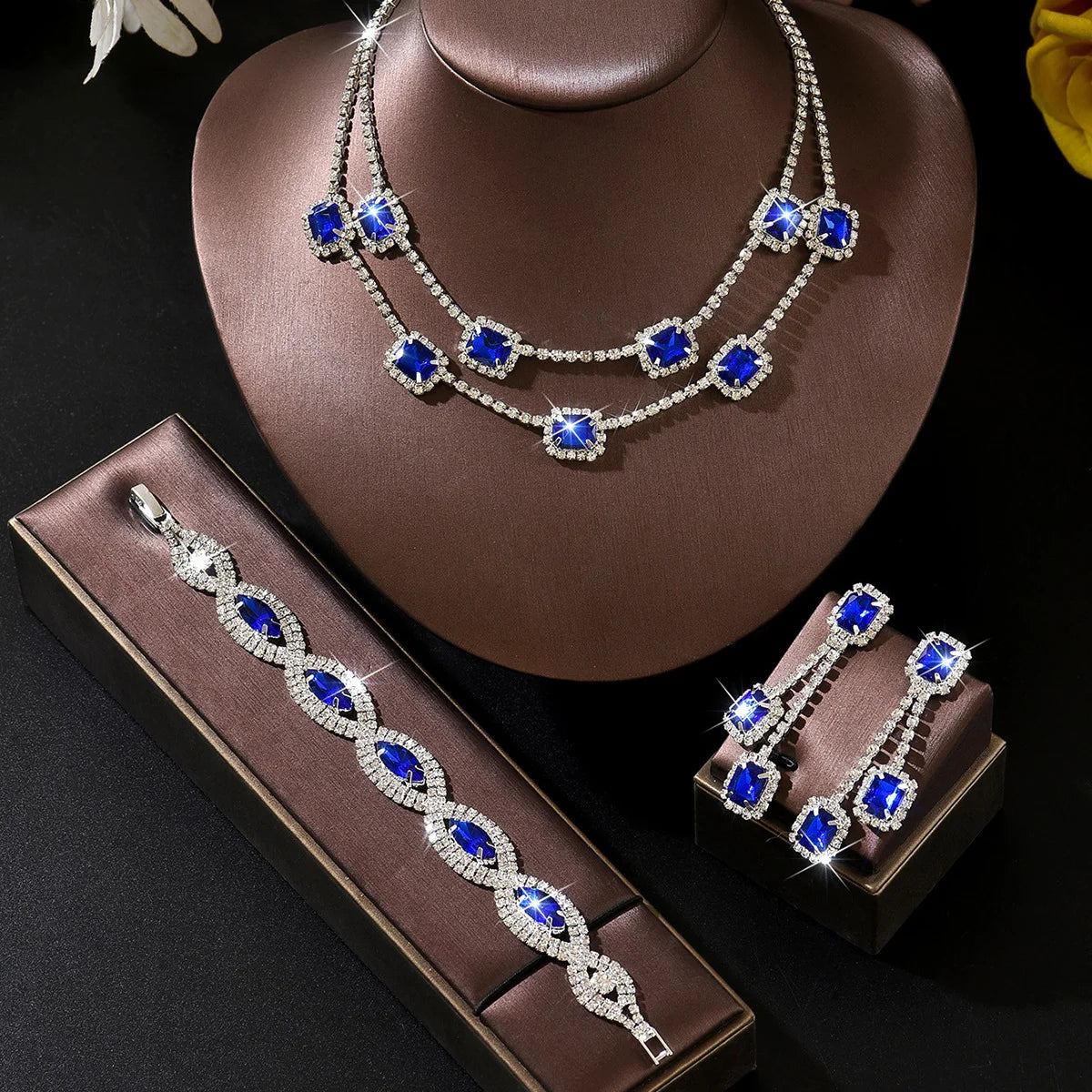 Conjunto de Joyería Nupcial de Esmeralda y Estrás - Emeraldia Jewelry · Operado por R. E. dos Santos LTDA · CNPJ: 45.450.979/0001-38