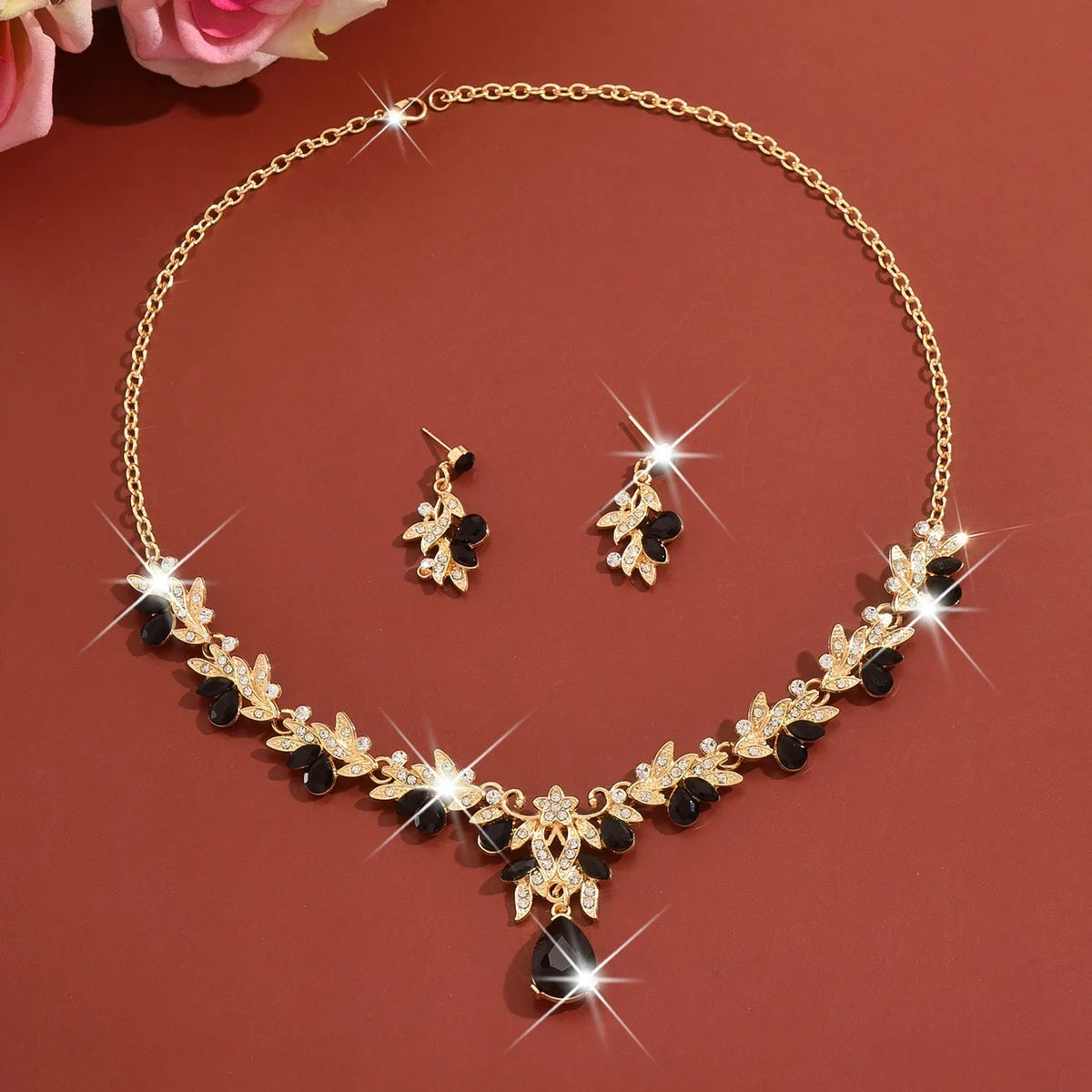 Conjunto de Joyería Nupcial Floral de Cristal Lágrima - Emeraldia Jewelry · Operado por R. E. dos Santos LTDA · CNPJ: 45.450.979/0001-38