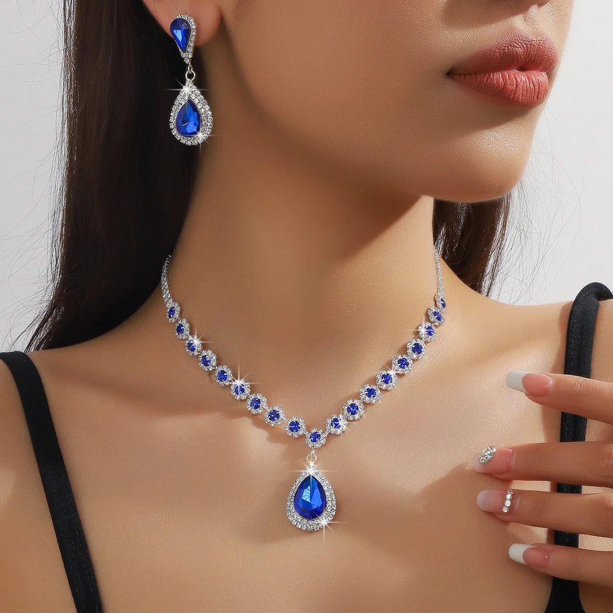Conjunto de Joyería Nupcial Halo Azul Zafiro en Lágrima - Emeraldia Jewelry · Operado por R. E. dos Santos LTDA · CNPJ: 45.450.979/0001-38