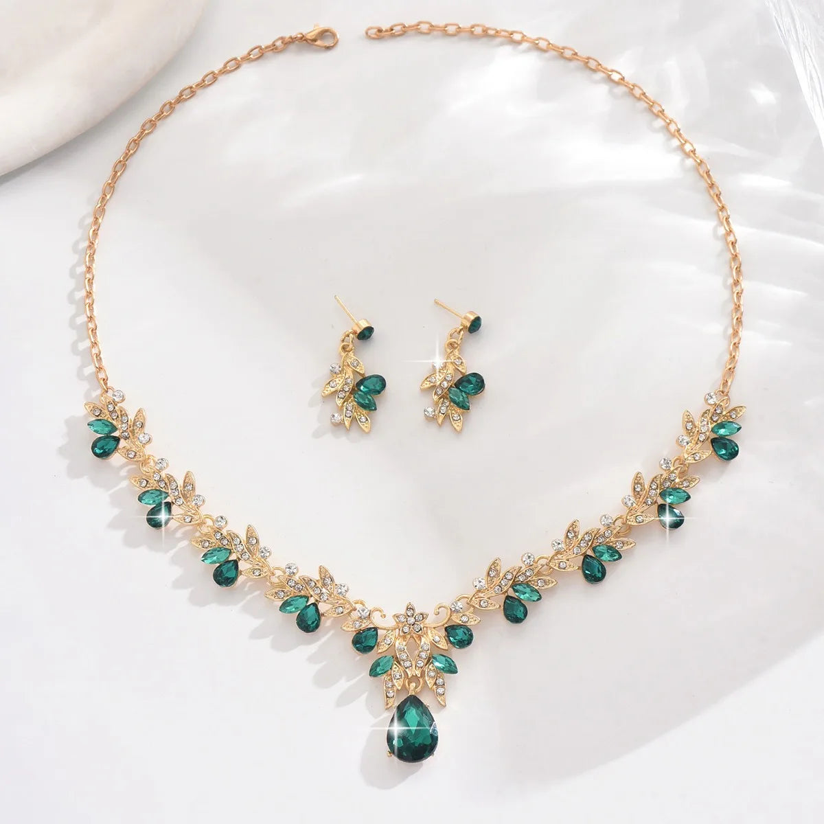 Conjunto de Joyería Nupcial Floral de Cristal Lágrima - Emeraldia Jewelry · Operado por R. E. dos Santos LTDA · CNPJ: 45.450.979/0001-38