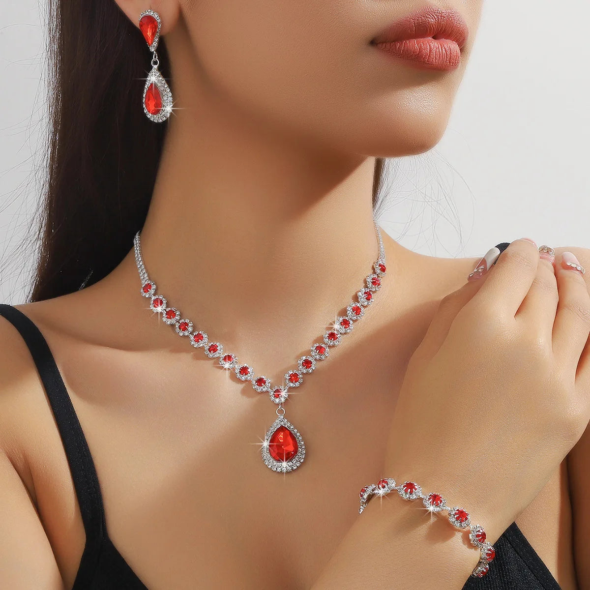 Conjunto de Joyería Nupcial Halo Azul Zafiro en Lágrima - Emeraldia Jewelry · Operado por R. E. dos Santos LTDA · CNPJ: 45.450.979/0001-38