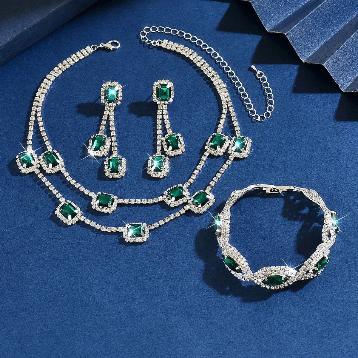 Conjunto de Joyería Nupcial de Esmeralda y Estrás - Emeraldia Jewelry · Operado por R. E. dos Santos LTDA · CNPJ: 45.450.979/0001-38