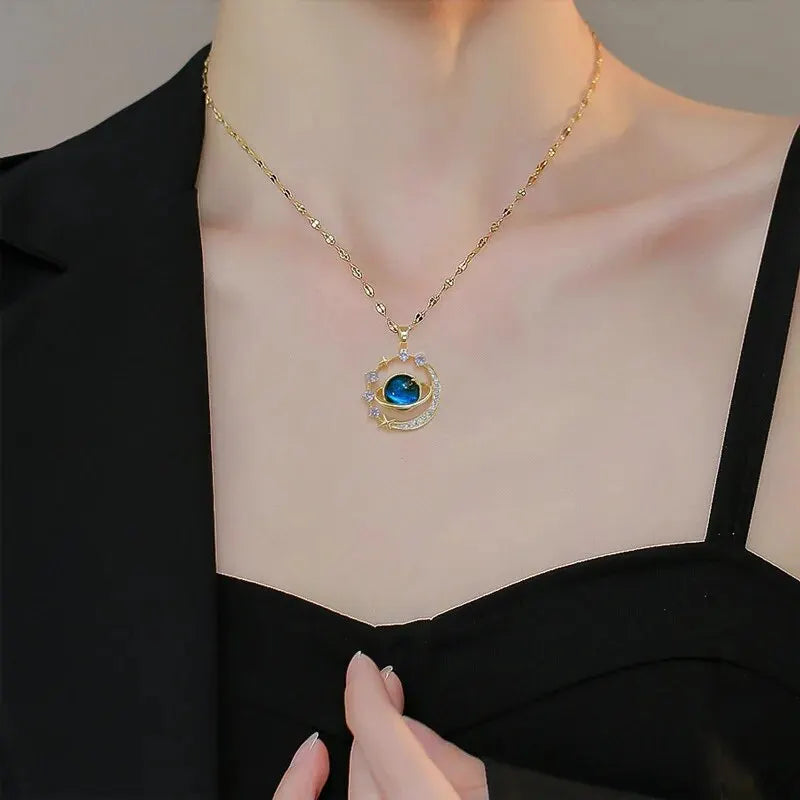 Collar con Dije Planeta Cielo Estrellado - Emeraldia Jewelry · Operado por R. E. dos Santos LTDA · CNPJ: 45.450.979/0001-38