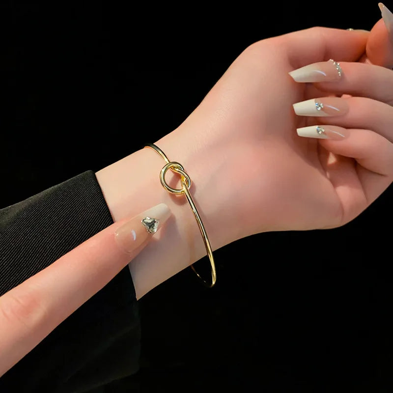 Brazalete Abierto Minimalista Nudo de Amor - Emeraldia Jewelry · Operado por R. E. dos Santos LTDA · CNPJ: 45.450.979/0001-38