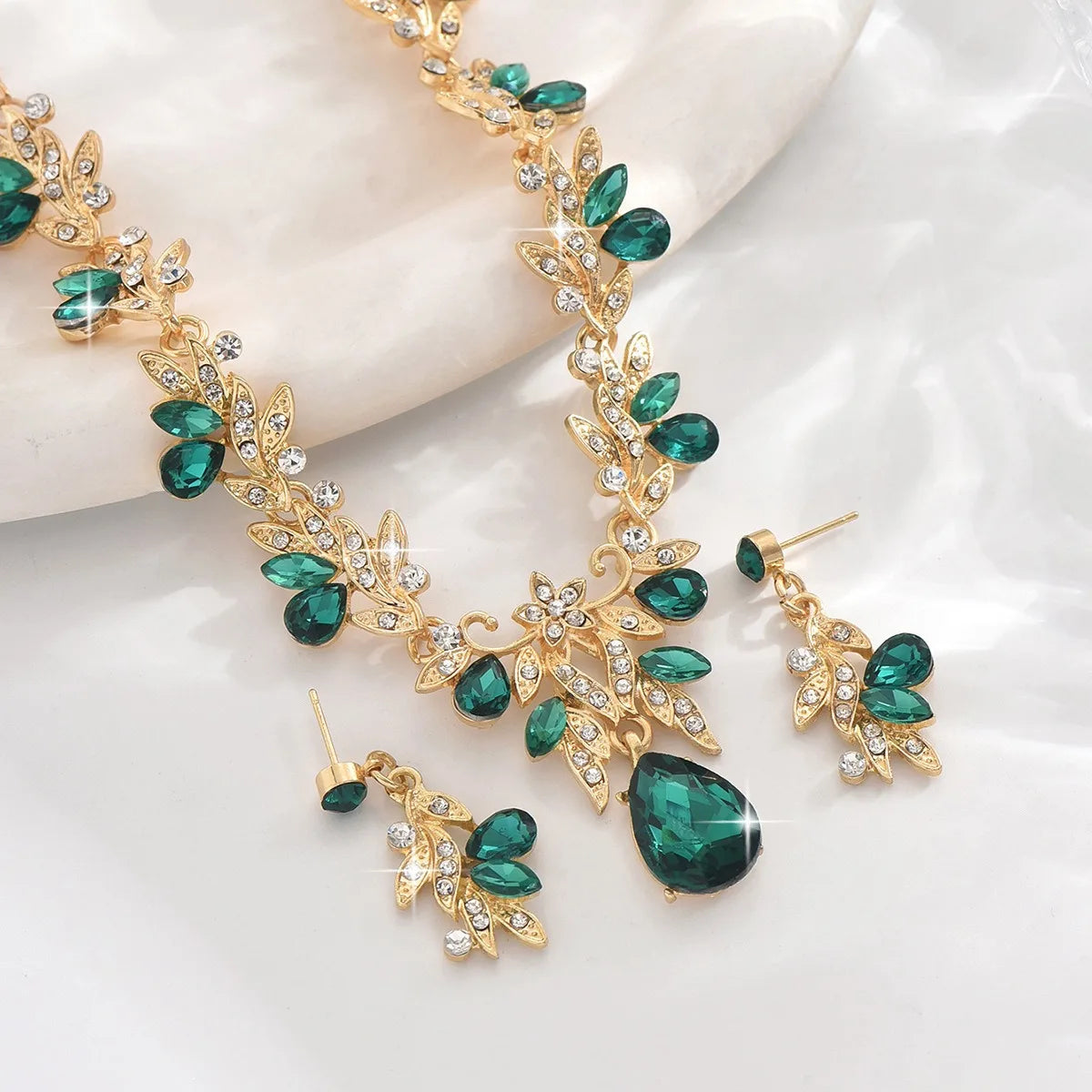 Conjunto de Joyería Nupcial Floral de Cristal Lágrima - Emeraldia Jewelry · Operado por R. E. dos Santos LTDA · CNPJ: 45.450.979/0001-38
