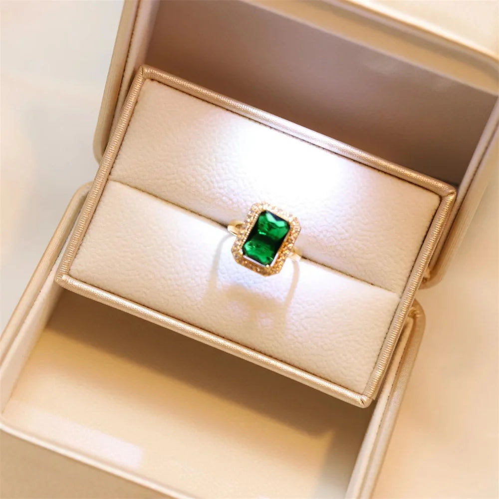 Conjunto de Joyería Exclusivo de 3 Piezas Halo Esmeralda y Dorado Vintage - Emeraldia Jewelry · Operado por R. E. dos Santos LTDA · CNPJ: 45.450.979/0001-38