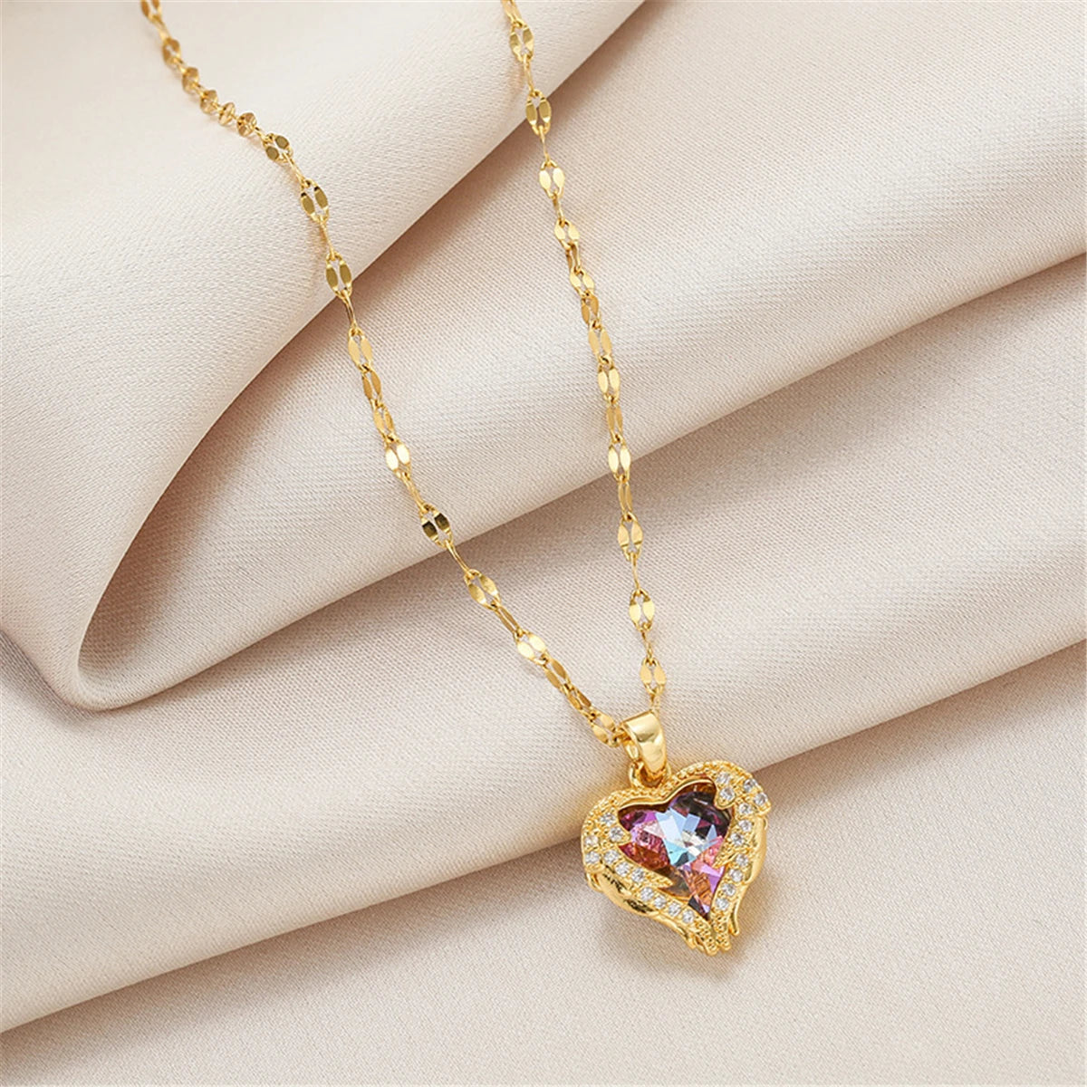 Collar Exclusivo con Dije Corazón del Océano de Cristales Multicolores - Emeraldia Jewelry · Operado por R. E. dos Santos LTDA · CNPJ: 45.450.979/0001-38