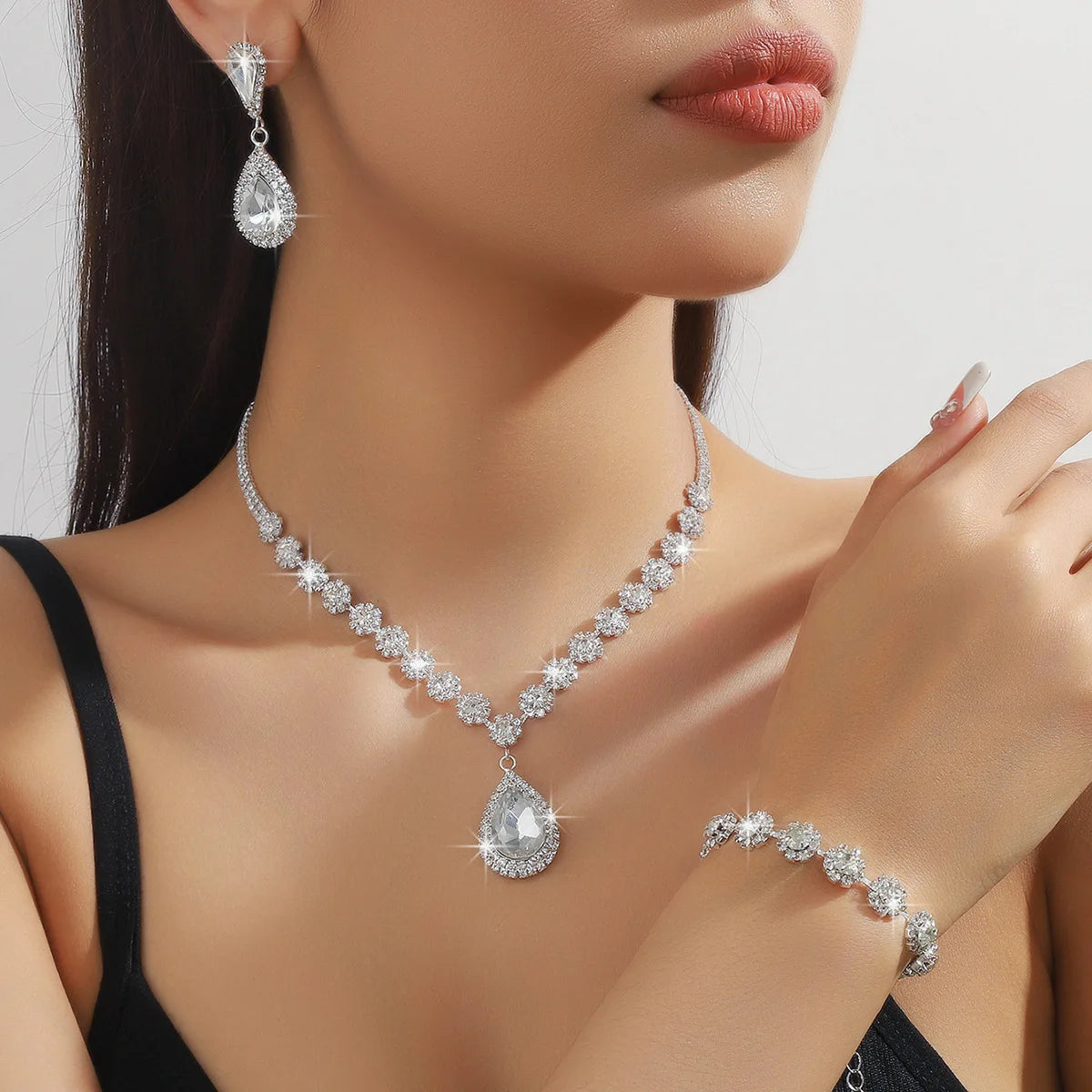 Conjunto de Joyería Nupcial Halo Azul Zafiro en Lágrima - Emeraldia Jewelry · Operado por R. E. dos Santos LTDA · CNPJ: 45.450.979/0001-38