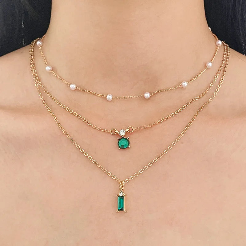 Collar Multicapa de Perlas y Verde Esmeralda - Emeraldia Jewelry · Operado por R. E. dos Santos LTDA · CNPJ: 45.450.979/0001-38