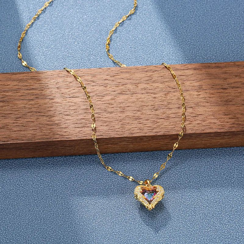 Collar Exclusivo con Dije Corazón del Océano de Cristales Multicolores - Emeraldia Jewelry · Operado por R. E. dos Santos LTDA · CNPJ: 45.450.979/0001-38