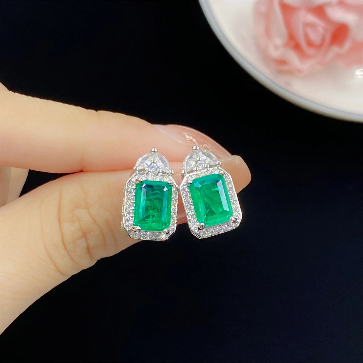 Conjunto Exclusivo de Joyería de 4 Piezas con Circones Corte Esmeralda - Emeraldia Jewelry · Operado por R. E. dos Santos LTDA · CNPJ: 45.450.979/0001-38