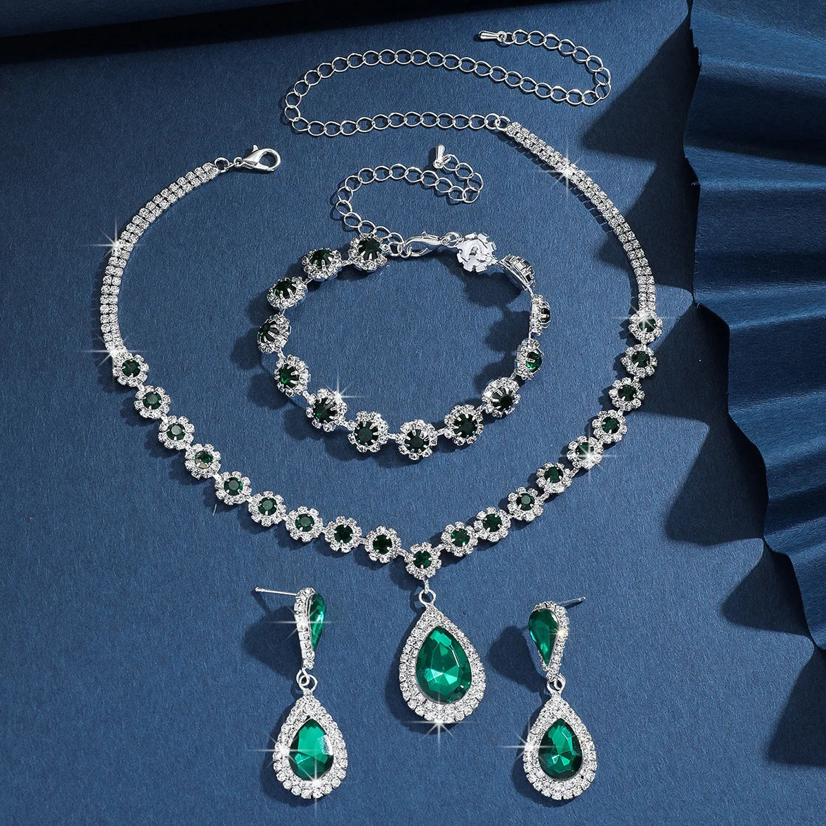Conjunto de Joyería Nupcial Halo Azul Zafiro en Lágrima - Emeraldia Jewelry · Operado por R. E. dos Santos LTDA · CNPJ: 45.450.979/0001-38