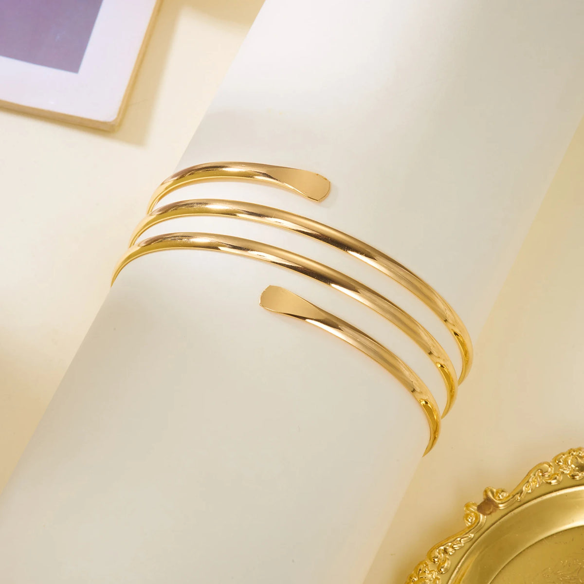 Brazalete de Brazo Abierto Dorado Cruzado Boho - Emeraldia Jewelry · Operado por R. E. dos Santos LTDA · CNPJ: 45.450.979/0001-38