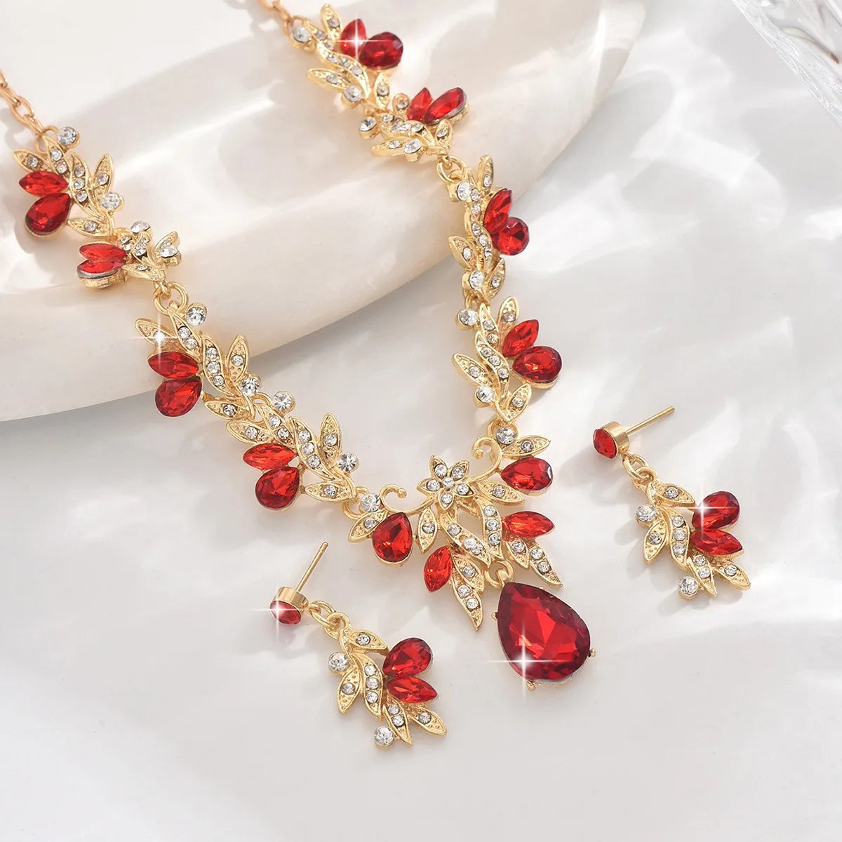 Conjunto de Joyería Nupcial Floral de Cristal Lágrima - Emeraldia Jewelry · Operado por R. E. dos Santos LTDA · CNPJ: 45.450.979/0001-38