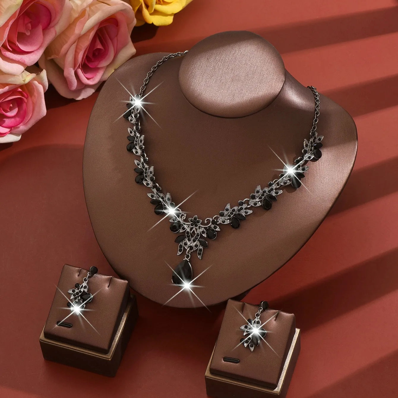 Conjunto de Joyería Nupcial Floral de Cristal Lágrima - Emeraldia Jewelry · Operado por R. E. dos Santos LTDA · CNPJ: 45.450.979/0001-38