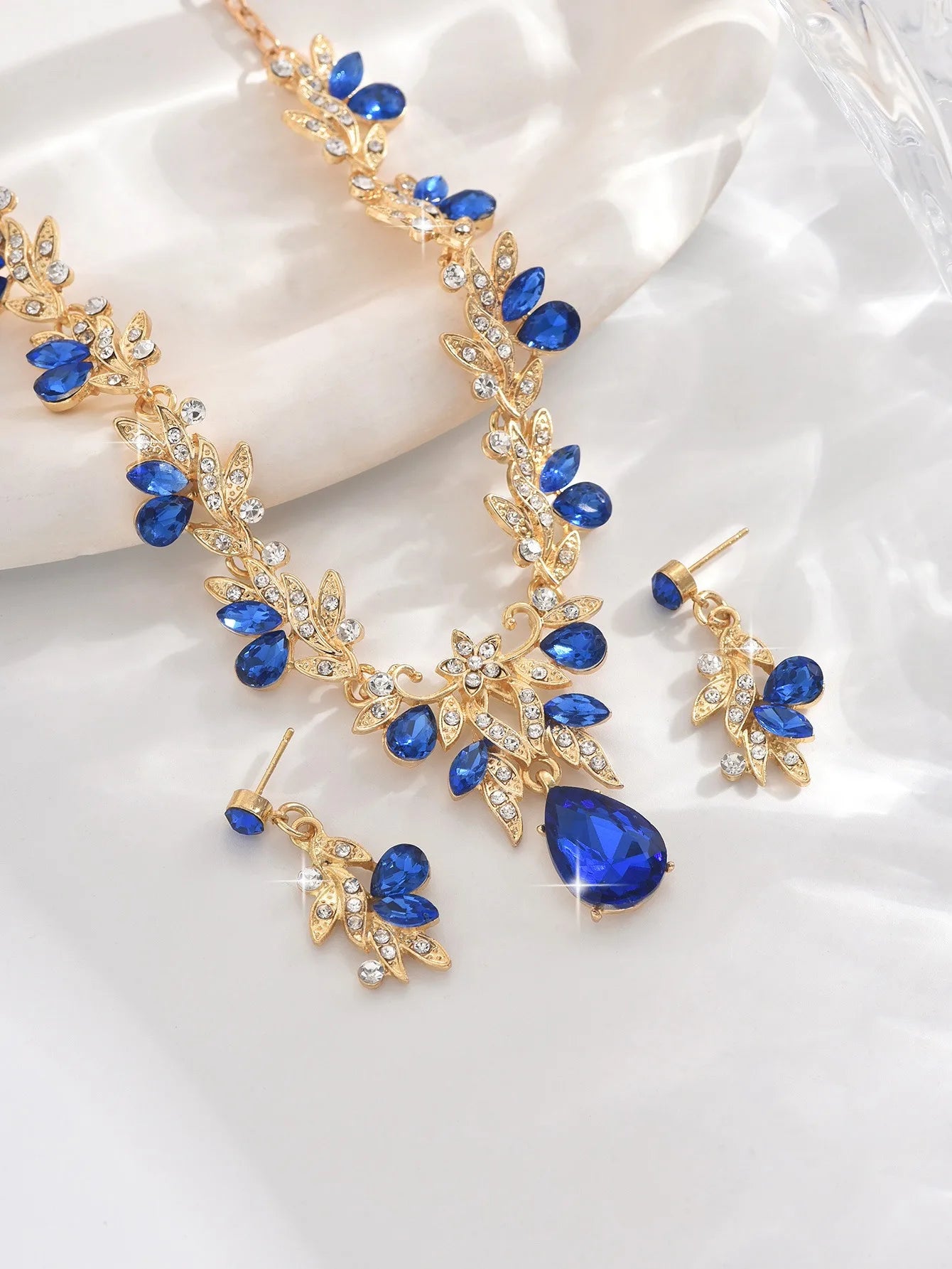 Conjunto de Joyería Nupcial Floral de Cristal Lágrima - Emeraldia Jewelry · Operado por R. E. dos Santos LTDA · CNPJ: 45.450.979/0001-38