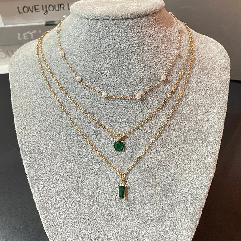Collar Multicapa de Perlas y Verde Esmeralda - Emeraldia Jewelry · Operado por R. E. dos Santos LTDA · CNPJ: 45.450.979/0001-38