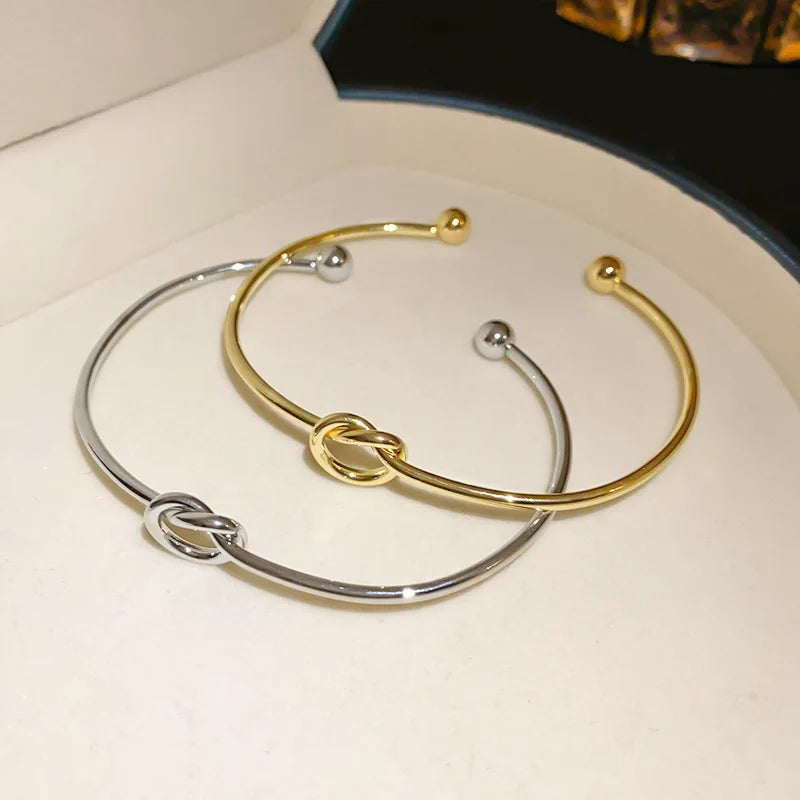 Brazalete Abierto Minimalista Nudo de Amor - Emeraldia Jewelry · Operado por R. E. dos Santos LTDA · CNPJ: 45.450.979/0001-38
