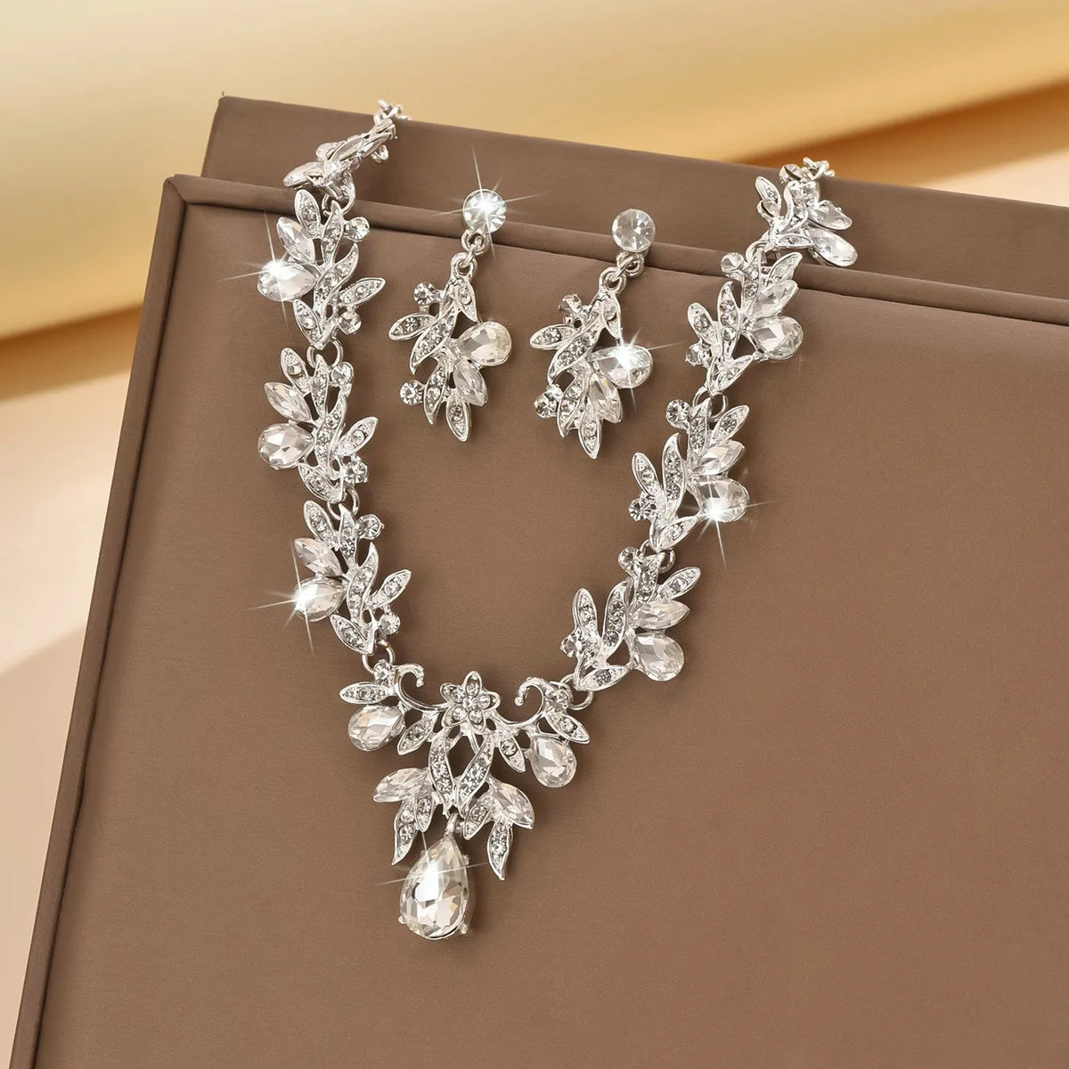 Conjunto de Joyería Nupcial Floral de Cristal Lágrima - Emeraldia Jewelry · Operado por R. E. dos Santos LTDA · CNPJ: 45.450.979/0001-38