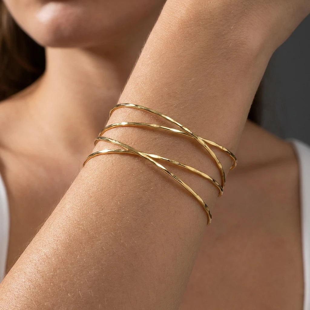 Brazalete de Brazo Abierto Dorado Cruzado Boho - Emeraldia Jewelry · Operado por R. E. dos Santos LTDA · CNPJ: 45.450.979/0001-38