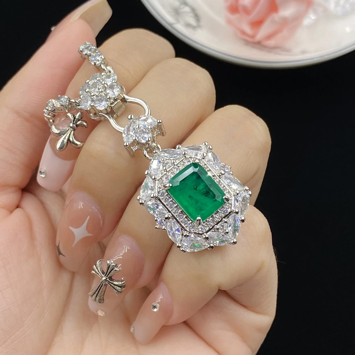 Conjunto Exclusivo de Joyería de 4 Piezas con Circones Corte Esmeralda - Emeraldia Jewelry · Operado por R. E. dos Santos LTDA · CNPJ: 45.450.979/0001-38