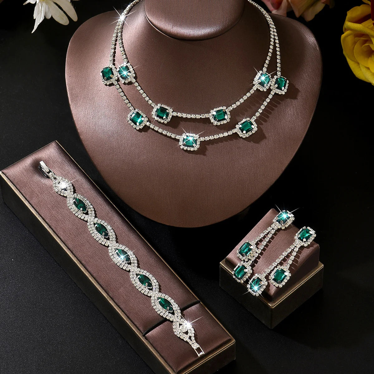 Conjunto de Joyería Nupcial de Esmeralda y Estrás - Emeraldia Jewelry · Operado por R. E. dos Santos LTDA · CNPJ: 45.450.979/0001-38