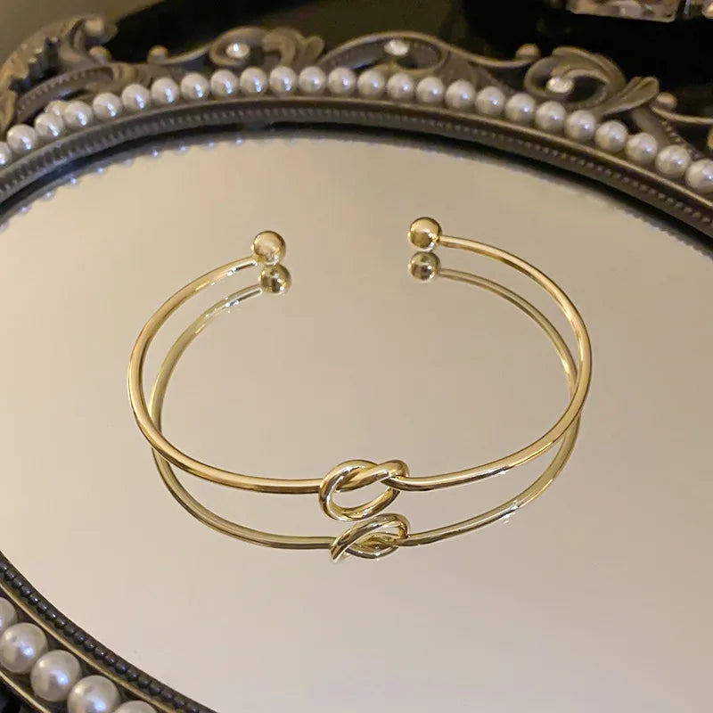 Brazalete Abierto Minimalista Nudo de Amor - Emeraldia Jewelry · Operado por R. E. dos Santos LTDA · CNPJ: 45.450.979/0001-38