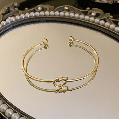 Brazalete Abierto Minimalista Nudo de Amor - Emeraldia Jewelry · Operado por R. E. dos Santos LTDA · CNPJ: 45.450.979/0001-38
