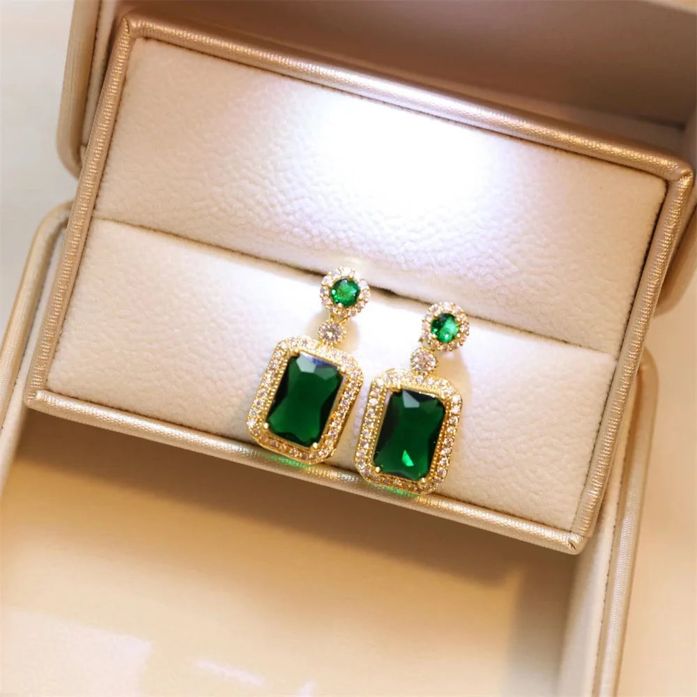 Conjunto de Joyería Exclusivo de 3 Piezas Halo Esmeralda y Dorado Vintage - Emeraldia Jewelry · Operado por R. E. dos Santos LTDA · CNPJ: 45.450.979/0001-38