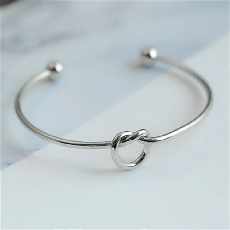 Brazalete Abierto Minimalista Nudo de Amor - Emeraldia Jewelry · Operado por R. E. dos Santos LTDA · CNPJ: 45.450.979/0001-38