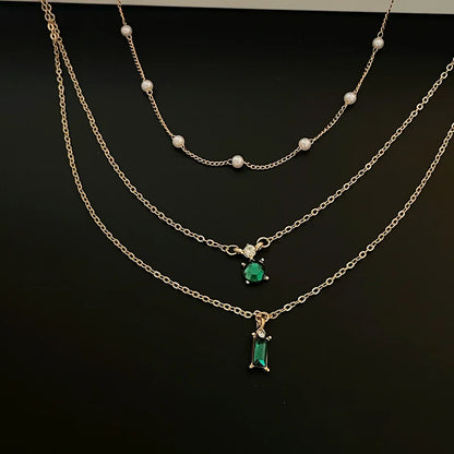 Collar Multicapa de Perlas y Verde Esmeralda - Emeraldia Jewelry · Operado por R. E. dos Santos LTDA · CNPJ: 45.450.979/0001-38