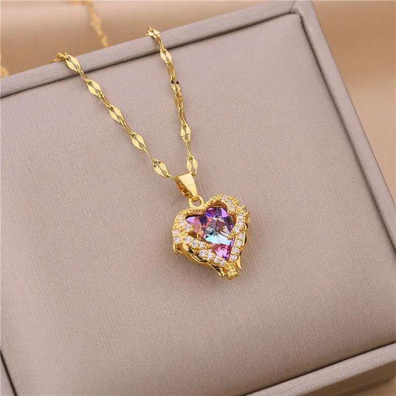 Collar Exclusivo con Dije Corazón del Océano de Cristales Multicolores - Emeraldia Jewelry · Operado por R. E. dos Santos LTDA · CNPJ: 45.450.979/0001-38