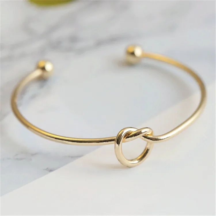 Brazalete Abierto Minimalista Nudo de Amor - Emeraldia Jewelry · Operado por R. E. dos Santos LTDA · CNPJ: 45.450.979/0001-38