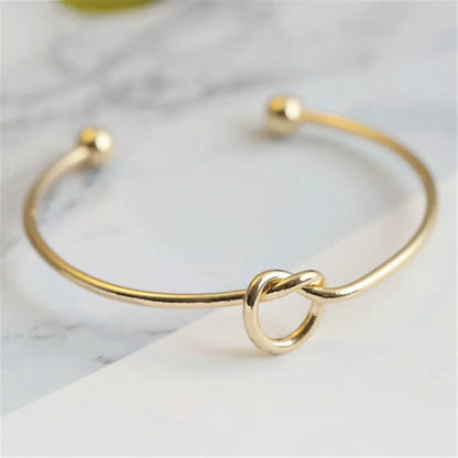 Brazalete Abierto Minimalista Nudo de Amor - Emeraldia Jewelry · Operado por R. E. dos Santos LTDA · CNPJ: 45.450.979/0001-38