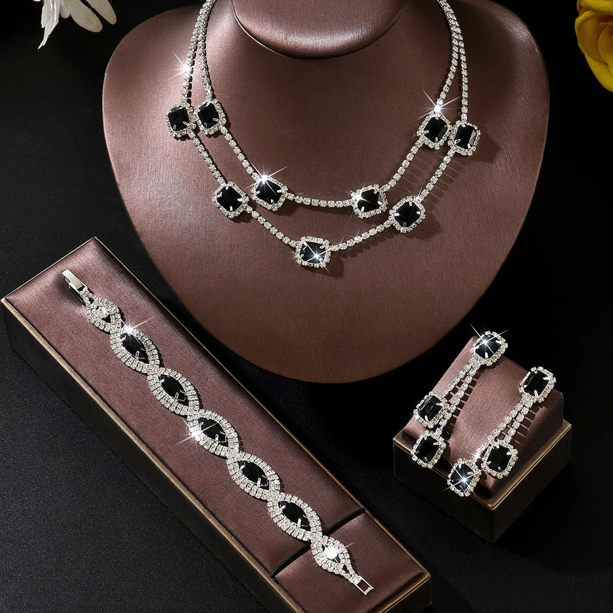 Conjunto de Joyería Nupcial de Esmeralda y Estrás - Emeraldia Jewelry · Operado por R. E. dos Santos LTDA · CNPJ: 45.450.979/0001-38