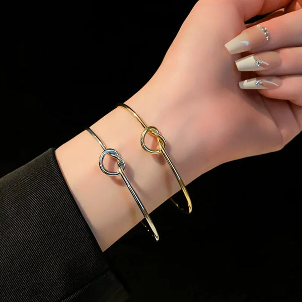 Brazalete Abierto Minimalista Nudo de Amor - Emeraldia Jewelry · Operado por R. E. dos Santos LTDA · CNPJ: 45.450.979/0001-38
