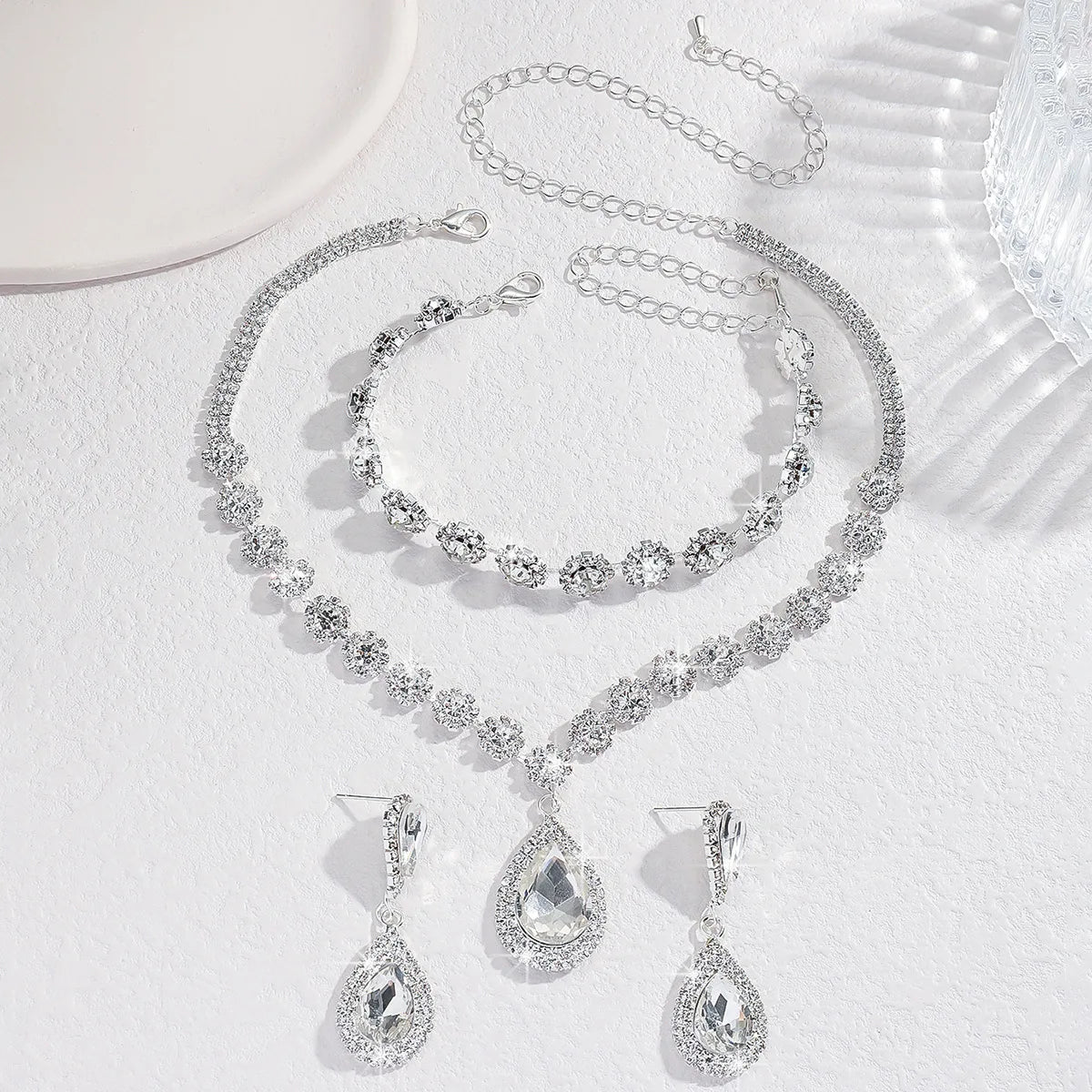 Conjunto de Joyería Nupcial Halo Azul Zafiro en Lágrima - Emeraldia Jewelry · Operado por R. E. dos Santos LTDA · CNPJ: 45.450.979/0001-38