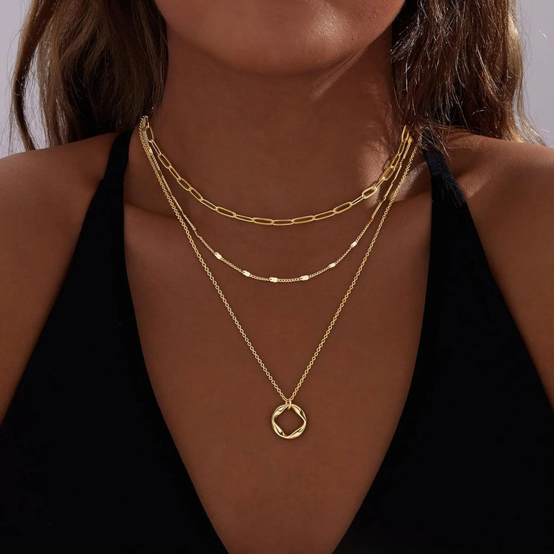 Collar Multicapa Dorado con Cadena Paperclip y Dije Círculo - Emeraldia Jewelry · Operado por R. E. dos Santos LTDA · CNPJ: 45.450.979/0001-38