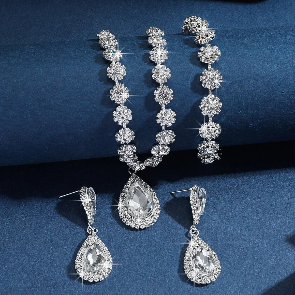 Conjunto de Joyería Nupcial Halo Azul Zafiro en Lágrima - Emeraldia Jewelry · Operado por R. E. dos Santos LTDA · CNPJ: 45.450.979/0001-38
