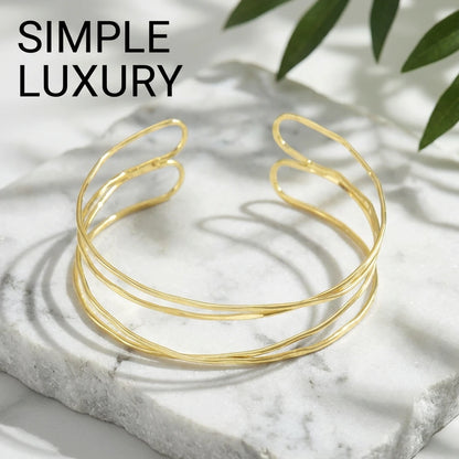 Brazalete de Brazo Abierto Dorado Cruzado Boho - Emeraldia Jewelry · Operado por R. E. dos Santos LTDA · CNPJ: 45.450.979/0001-38