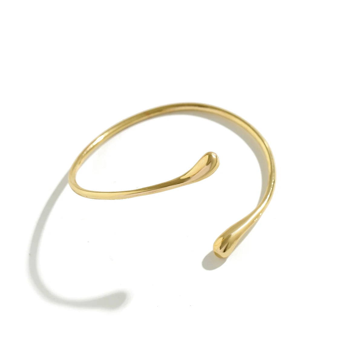 Brazalete de Brazo Dorado Minimalista - Emeraldia Jewelry · Operado por R. E. dos Santos LTDA · CNPJ: 45.450.979/0001-38