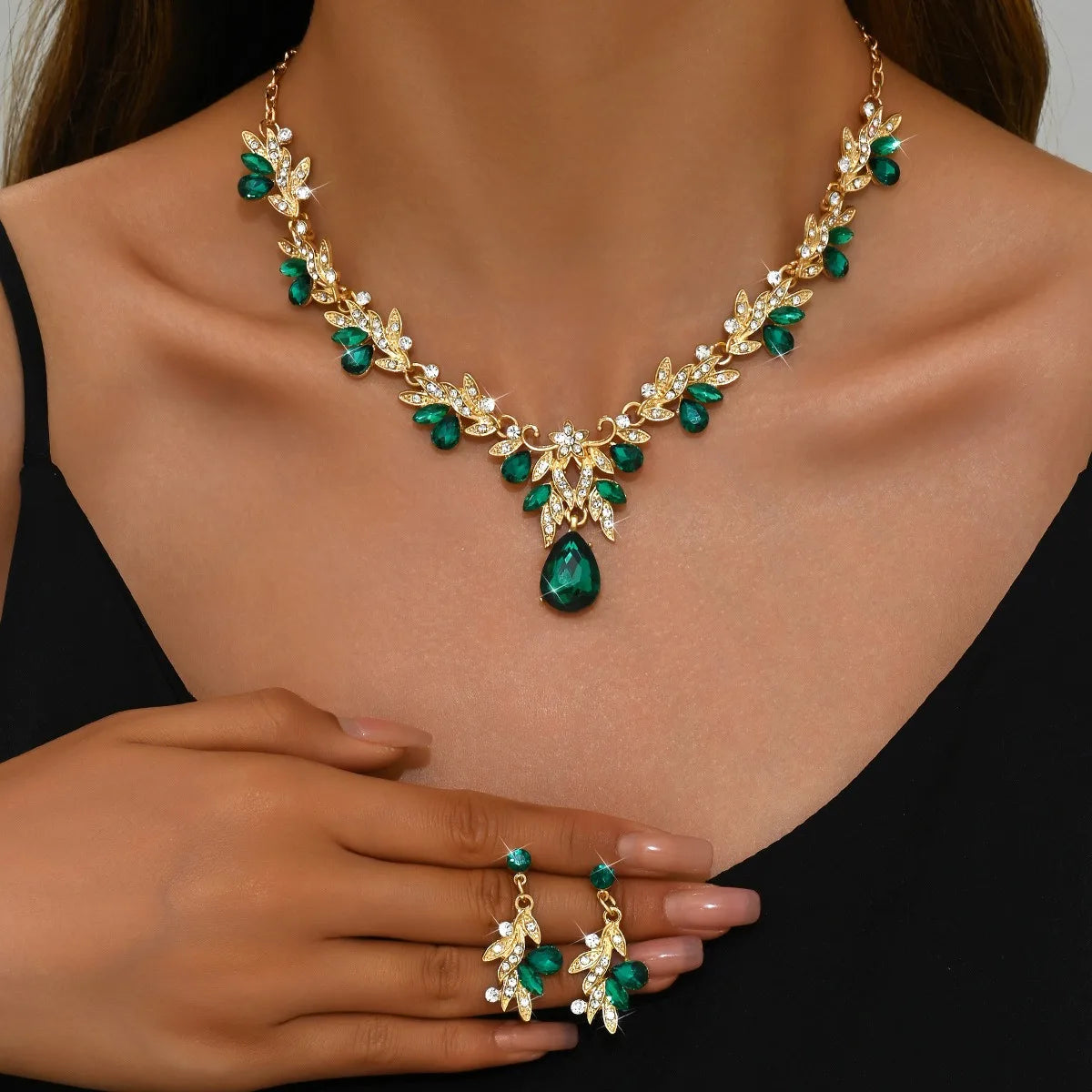 Conjunto de Joyería Nupcial Floral de Cristal Lágrima - Emeraldia Jewelry · Operado por R. E. dos Santos LTDA · CNPJ: 45.450.979/0001-38