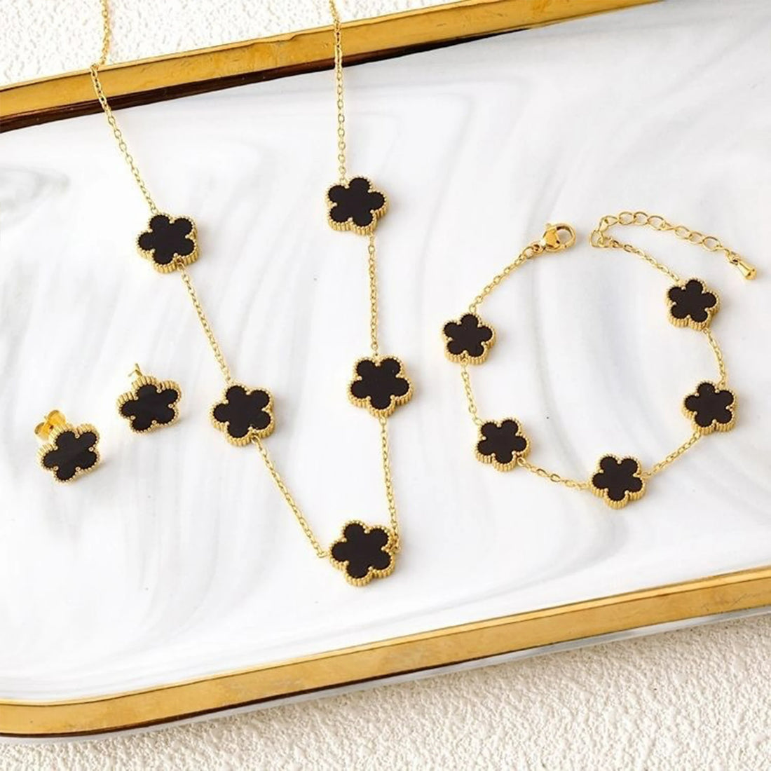 Conjunto Exclusivo de Collar, Pulsera y Aros Trébol de Cuatro Hojas Negro - Emeraldia Jewelry · Operado por R. E. dos Santos LTDA · CNPJ: 45.450.979/0001-38