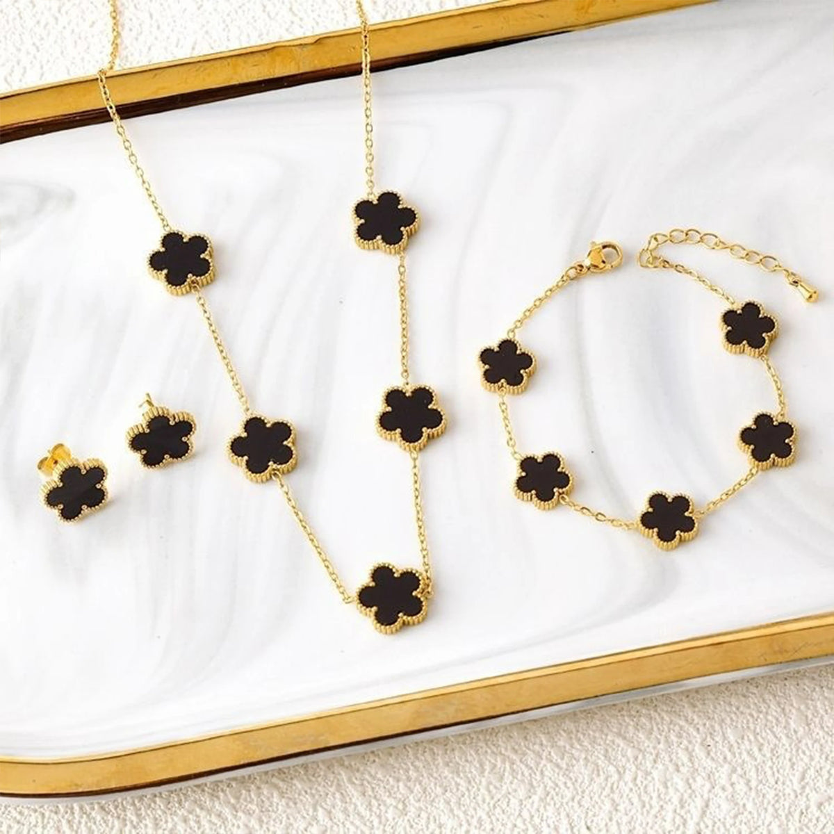 Conjunto Exclusivo de Collar, Pulsera y Aros Trébol de Cuatro Hojas Negro - Emeraldia Jewelry · Operado por R. E. dos Santos LTDA · CNPJ: 45.450.979/0001-38