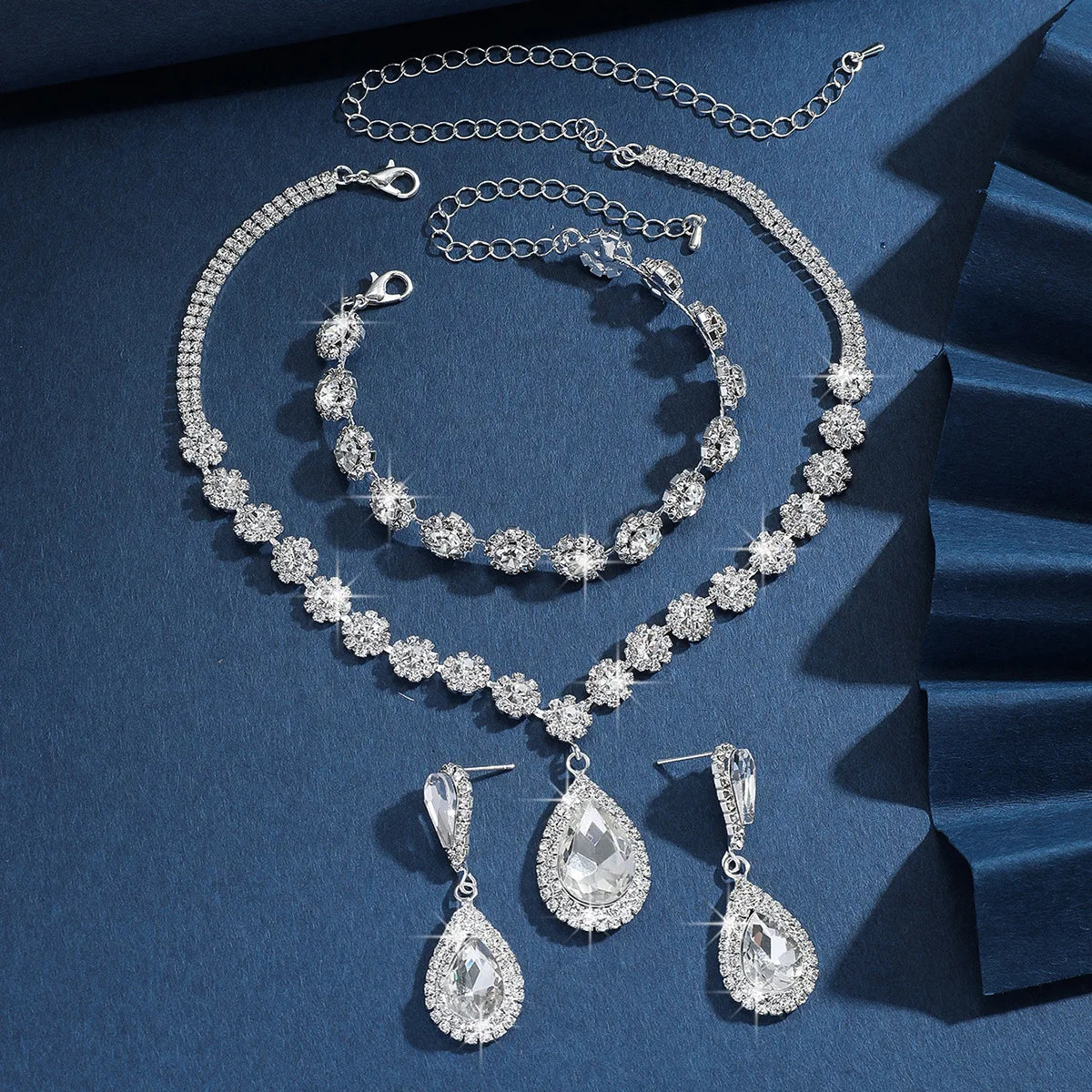 Conjunto de Joyería Nupcial Halo Azul Zafiro en Lágrima - Emeraldia Jewelry · Operado por R. E. dos Santos LTDA · CNPJ: 45.450.979/0001-38