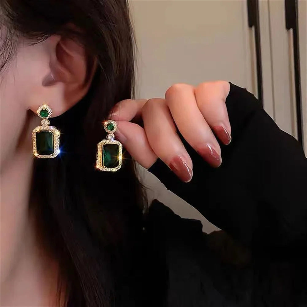 Conjunto de Joyería Exclusivo de 3 Piezas Halo Esmeralda y Dorado Vintage - Emeraldia Jewelry · Operado por R. E. dos Santos LTDA · CNPJ: 45.450.979/0001-38