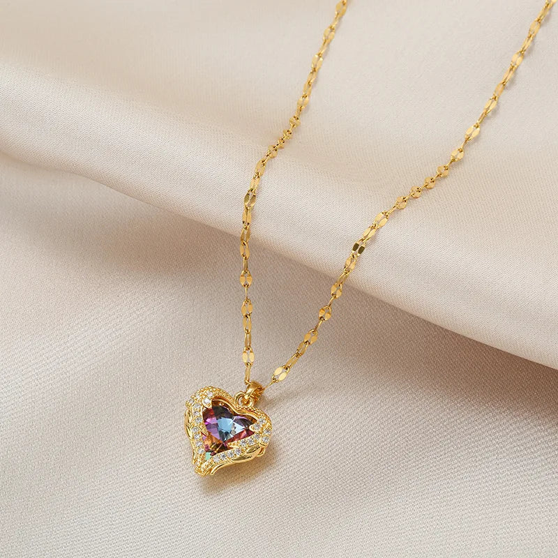 Collar Exclusivo con Dije Corazón del Océano de Cristales Multicolores - Emeraldia Jewelry · Operado por R. E. dos Santos LTDA · CNPJ: 45.450.979/0001-38