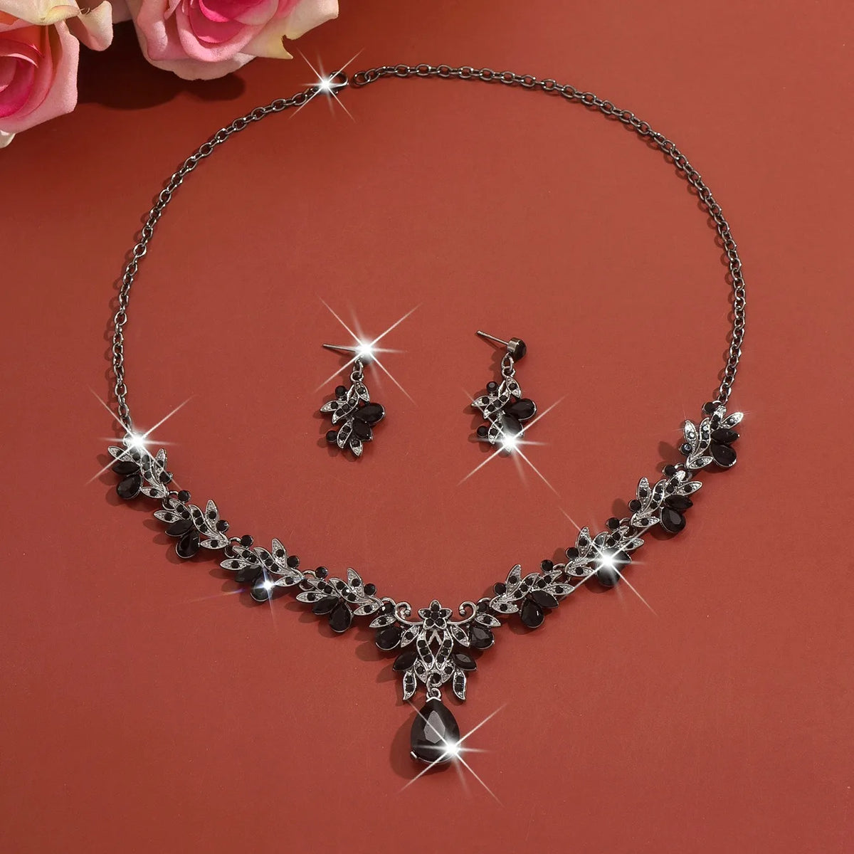 Conjunto de Joyería Nupcial Floral de Cristal Lágrima - Emeraldia Jewelry · Operado por R. E. dos Santos LTDA · CNPJ: 45.450.979/0001-38