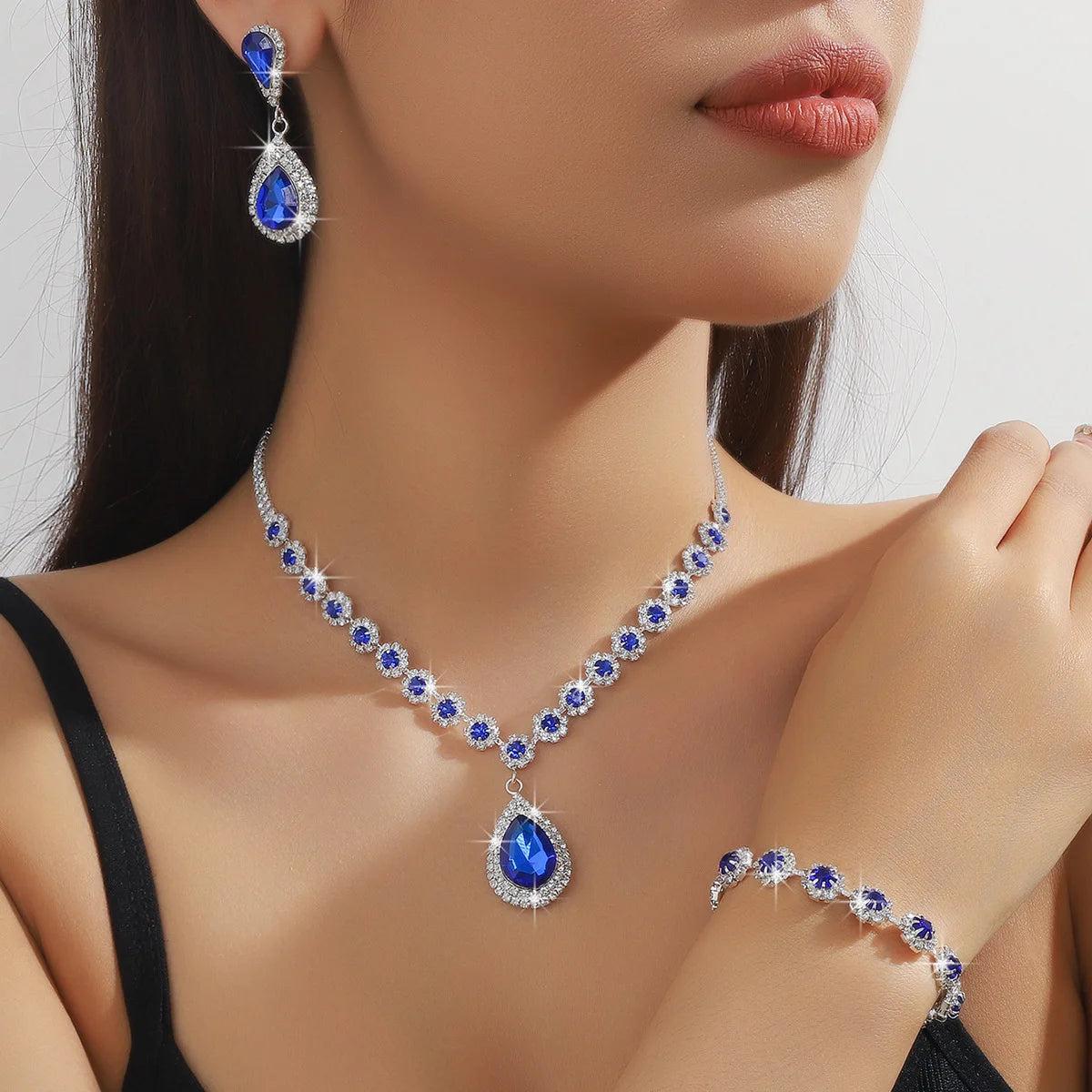 Conjunto de Joyería Nupcial Halo Azul Zafiro en Lágrima - Emeraldia Jewelry · Operado por R. E. dos Santos LTDA · CNPJ: 45.450.979/0001-38